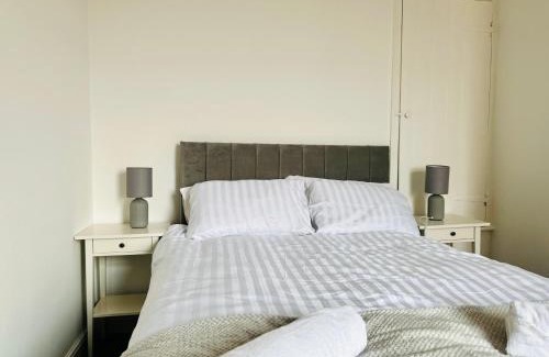 Nottingham House | Stylish 3 BR Home Near City Centre, University and QMC - Free Parking & Wi-Fi - Sleeps 6