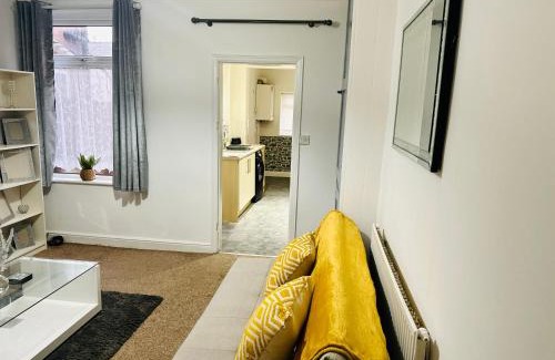 Nottingham House | Stylish 3 BR Home Near City Centre, University and QMC - Free Parking & Wi-Fi - Sleeps 6