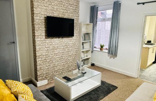 Nottingham House | Stylish 3 BR Home Near City Centre, University and QMC - Free Parking & Wi-Fi - Sleeps 6