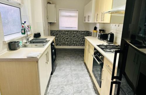 Nottingham House | Stylish 3 BR Home Near City Centre, University and QMC - Free Parking & Wi-Fi - Sleeps 6