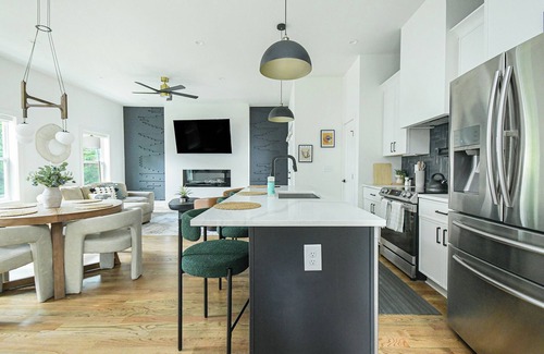 Mechanicsville Apartment | Stylish 3-Level Retreat | Rooftop Views + 2-Car Garage Near Downtown