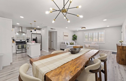 Biggs Field House | Stylish 3BR 2 Living Areas 10 Min to Airport
