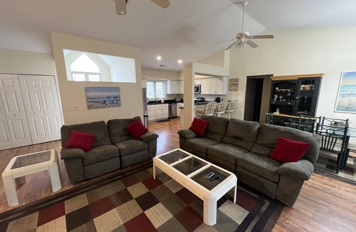 Plantations East Condo | 🏖️ Stylish 3BR Beach Condo | Close to Lewes & Rehoboth | Parking + Porch