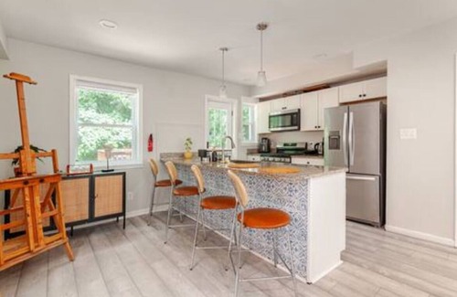 Washington House | Stylish 3BR Townhouse w/Backyard,and Easy Parking