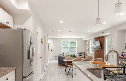 Washington House | Stylish 3BR Townhouse w/Backyard,and Easy Parking