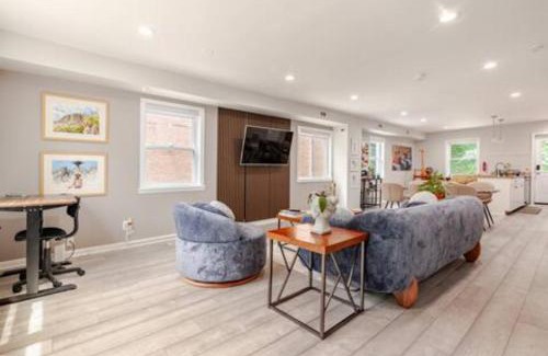 Washington House | Stylish 3BR Townhouse with Backyard,and Easy Parking