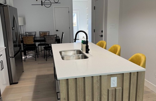 Northwest Edmonton House | Stylish 4 Bedroom 2.5 Bathroom