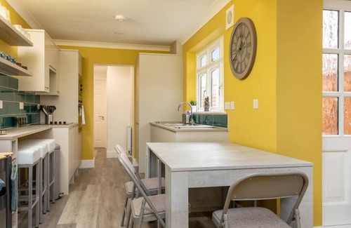 Dartford Apartment | Stylish 4-BR House with Beautiful Outdoor Space, Wi-Fi & Smart TVs