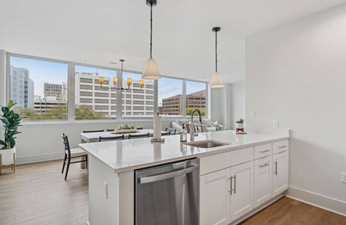 Central Business District Hotel | Stylish 4BD Unit near French Quarter/Superdome - Great for Saints Games!