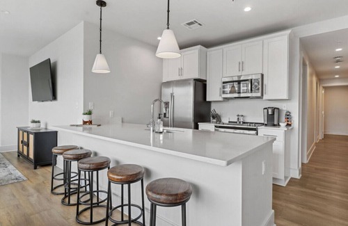 Central Business District Hotel | Stylish 4BD Unit near French Quarter/Superdome - Great for Saints Games!