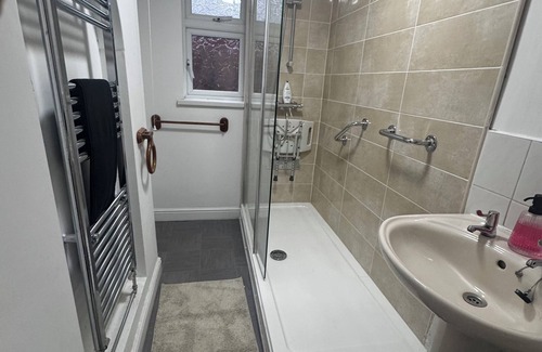 Honley House | Stylish 4BR Home in Dudley – Perfect for Families & Contractors