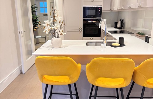 Reading House | Stylish 4BR Home, Serene and Central.