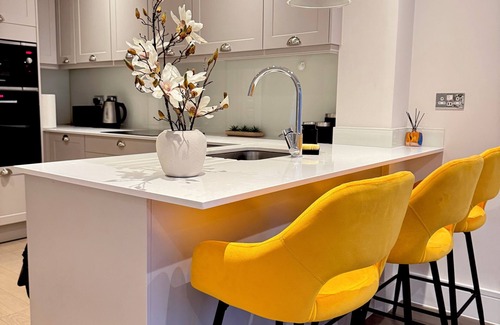 Reading House | Stylish 4BR Home, Serene and Central.