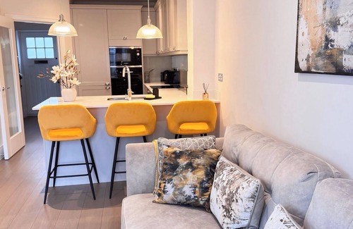 Reading House | Stylish 4BR Home, Serene and Central.