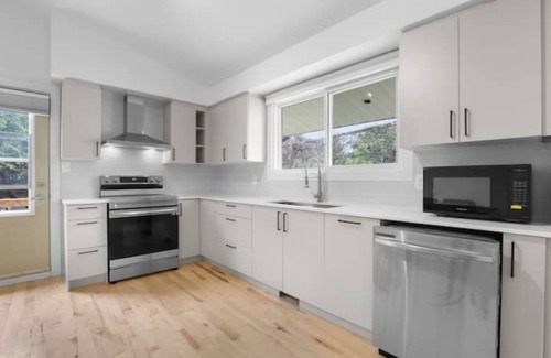 Brossard House | Stylish 4BR House close to DT