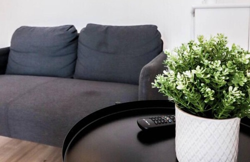 Enfield Lock House | Stylish 4BR Retreat in Enfield - with Free Parking