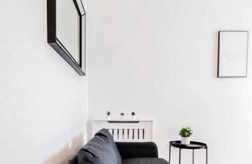 Enfield Lock House | Stylish 4BR Retreat in Enfield - with Free Parking