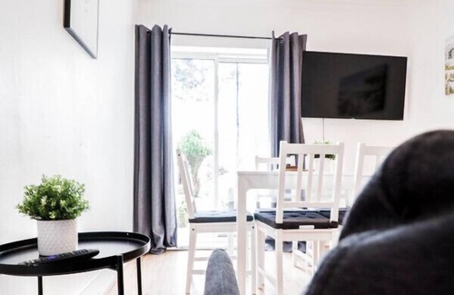 Enfield Lock House | Stylish 4BR Retreat in Enfield - with Free Parking