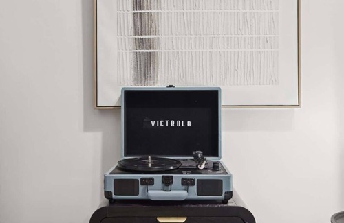 Cicero House | Stylish 4BR | Sleeps 8 | Garage Parking | Near Airport & Downtown