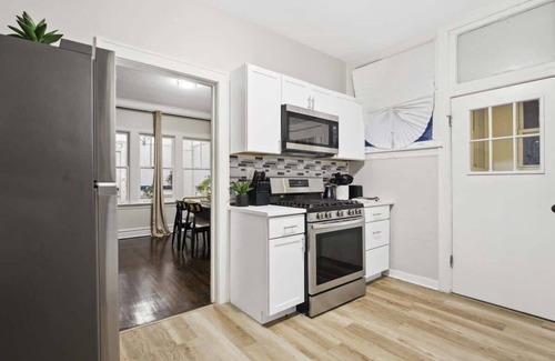 Cicero House | Stylish 4BR | Sleeps 8 | Garage Parking | Near Airport & Downtown