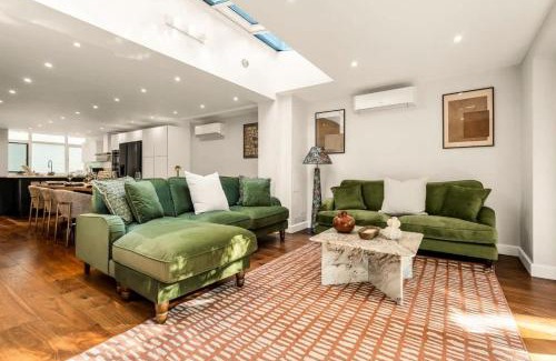 West Kensington Apartment | Stylish 5-Bedroom London Retreat