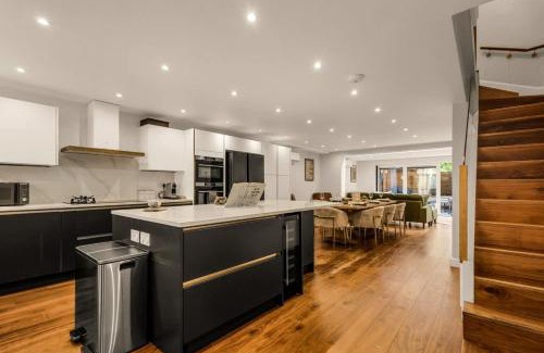 West Kensington Apartment | Stylish 5-Bedroom London Retreat