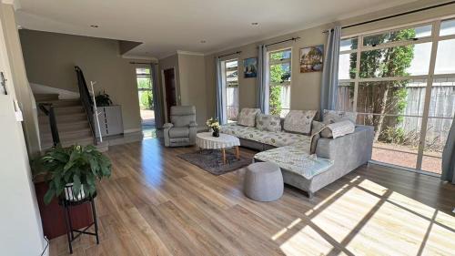 Flat Bush Villa | Stylish 5 Bedroom Property