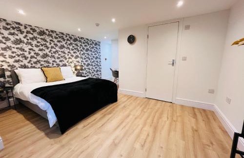 Eccles House | Stylish 5BR 5BA Home in Salford Street Parking