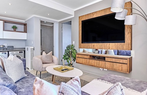 Greater Johannesburg Metropolitan Area Apartment | Stylish 5th Floor Apartment with City Views