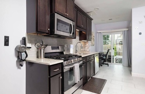 Everett House | Stylish 6-Bedroom Home Near Boston – Dual Units, Yard & Parking Included!