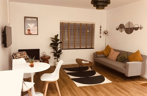 Sherborne Apartment | Stylish and Comfortable Retro Annexe - 1km from the heart of Sherborne