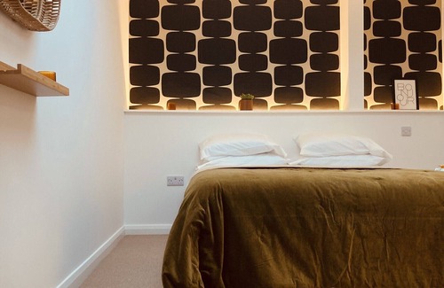 Sherborne Apartment | Stylish and Comfortable Retro Annexe - 1km from the heart of Sherborne