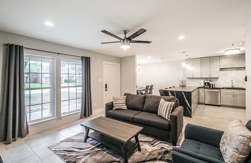 Spring Branch East House | Stylish and cozy~ springbranch.