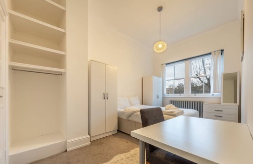 Harrow Road Apartment | Stylish and Spacious 3RB in Maida Vale!