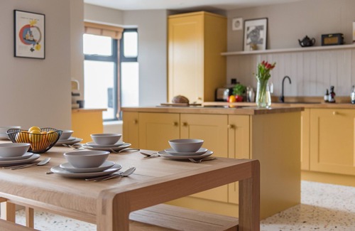 Deal House | Stylish and spacious coastal retreat with sea views