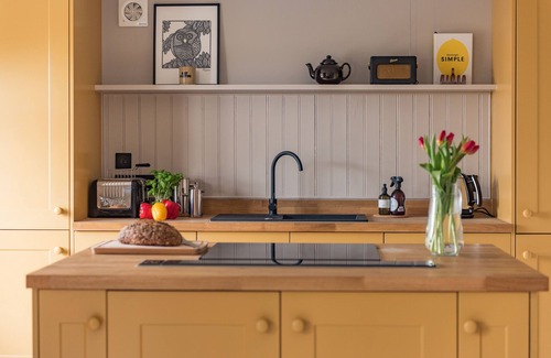 Deal House | Stylish and spacious coastal retreat with sea views