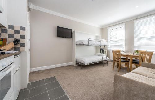 Brondesbury Park Apartment | Stylish apartment 12 minutes tube to Oxford Street with free wifi and air con