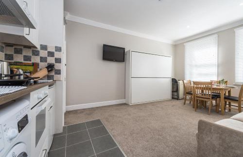 Brondesbury Park Apartment | Stylish apartment 12 minutes tube to Oxford Street with free wifi and air con