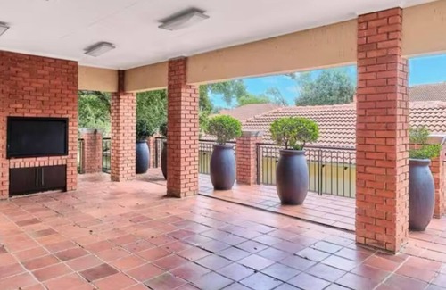 Douglasdale Apartment | Stylish Apartment near Monte Casino