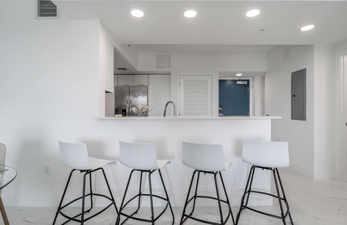 Parkside Apartment | Stylish Apartment with Pool-Gym-Parking and Balcony - 5 Min to Hollywood Beach!