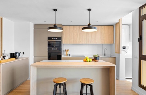 Radazul Apartment | Stylish Apartment with Stunning Views & Parking