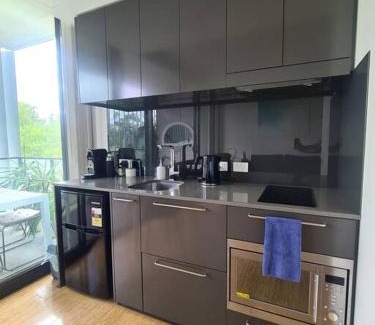 Lyneham Apartment | Stylish Apartment with Rooftop Pool, Minutes from City and ANU