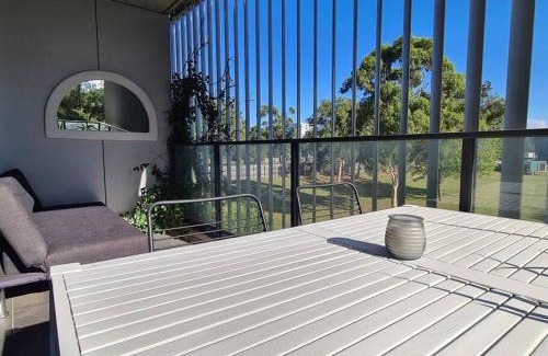 Lyneham Apartment | Stylish Apartment with Rooftop Pool, Minutes from City and ANU