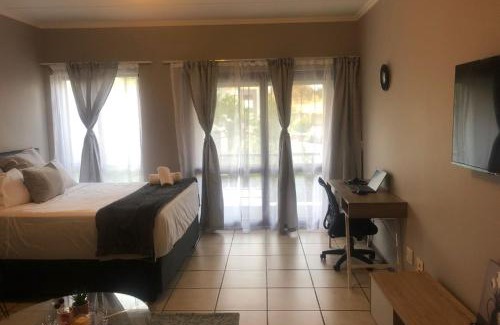 Lone Hill Apartment | Stylish Bachelor Pad in the Heart of Fourways