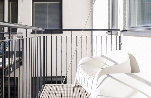 Hietalahti Apartment | Stylish Bright 42m2 Studio with Balcony