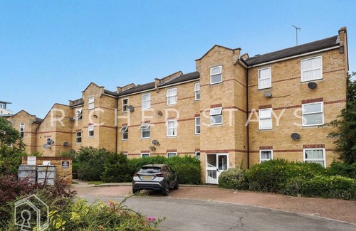 Island Gardens Apartment | Stylish Canary Wharf Apt | Corporates & Tourists