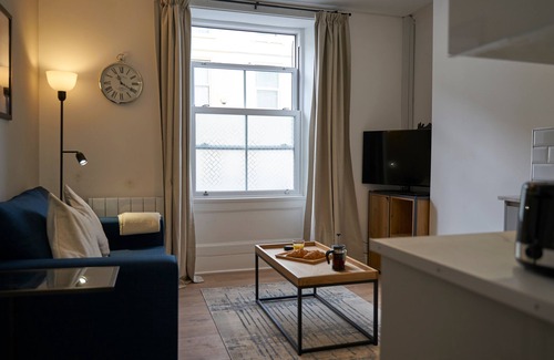 Gloucester Apartment | Stylish Central 1 Bed Apartment by Kahuna Stays