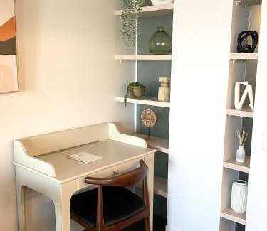 City West Apartment | Stylish Central Lake View Apartment - free parking