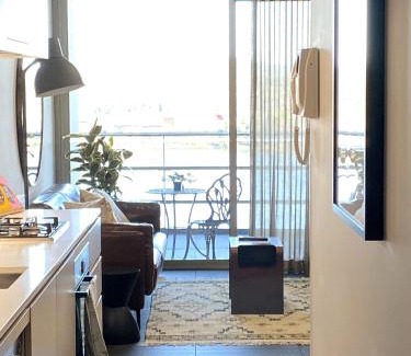 City West Apartment | Stylish Central Lake View Apartment - free parking