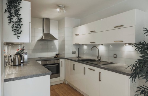 Wapping Apartment | Stylish Central London Flat with Pool and Terrace